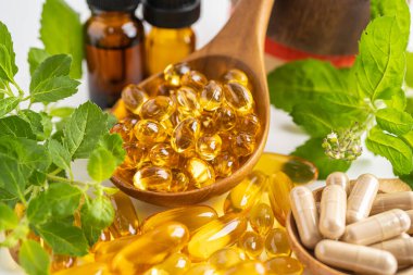 Alternatif ilaç bitkisel organik kapsül E omega 3 vitamini balık yağı, mineral, bitki yapraklı ilaç sağlıklı yaşam için doğal destek.