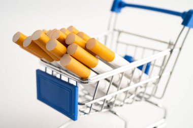 Sigara, Amerikan doları banknotları, maliyet, ticaret, pazarlama ve üretim, sigara yok, ithalat konsepti.