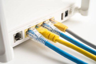 İnternet servis sağlayıcısına kablosuz yönlendirici bağlı ethernet kablosu.