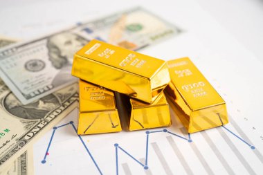 Altın külçesi AB banknotu ve ekonomi finansmanı ticaret yatırımı grafiğinde.