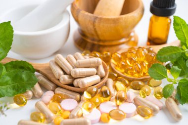 Alternatif ilaç bitkisel organik kapsül E omega 3 vitamini balık yağı, mineral, bitki yapraklı ilaç sağlıklı yaşam için doğal destek.