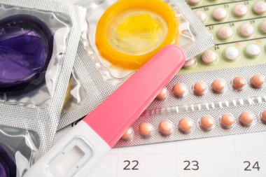 Hamilelik testi ve doğum kontrol hapları takvim, doğum kontrol ve ilaç üzerinde.