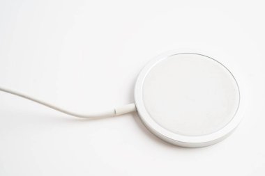 Kablosuz şarj aleti, manyetik şarj modern cep telefonu ekipmanı.