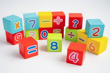 Beyaz arkaplanda renkli matematik sayısı, eğitim eğitimi matematik öğrenimi öğretimi.