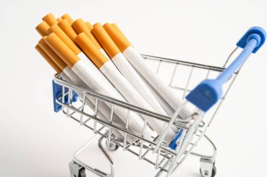 Sigara, Amerikan doları banknotları, maliyet, ticaret, pazarlama ve üretim, sigara yok, ithalat konsepti.