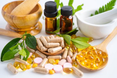 Alternatif ilaç bitkisel organik kapsül E omega 3 vitamini balık yağı, mineral, bitki yapraklı ilaç sağlıklı yaşam için doğal destek.