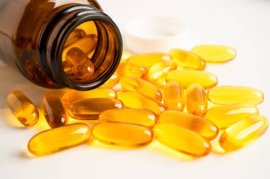 Beyaz zemin üzerinde EPA ve DHA izole edilmiş balık yağı Omega 3 kapsülleri vitamin.