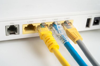 İnternet servis sağlayıcısına kablosuz yönlendirici bağlı ethernet kablosu.