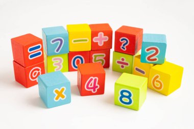 Beyaz arkaplanda renkli matematik sayısı, eğitim eğitimi matematik öğrenimi öğretimi.