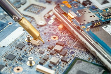 Cep telefonu, elektronik, bilgisayar donanımı ve teknoloji konsepti onarılıyor ve geliştiriliyor.