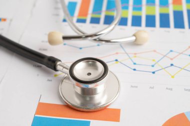 Hesap tablosu ve grafik kağıdına steteskop, Maliye, Hesap, İstatistikler, Yatırım, Analitik araştırma veri ekonomisi ve İş dünyası kavramı.