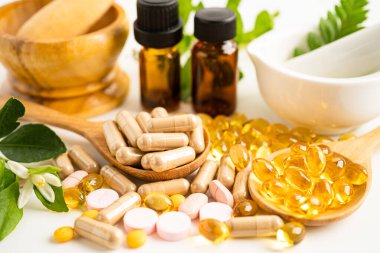 Alternatif ilaç bitkisel organik kapsül E omega 3 vitamini balık yağı, mineral, bitki yapraklı ilaç sağlıklı yaşam için doğal destek.