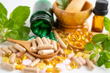 Alternatif ilaç bitkisel organik kapsül E omega 3 vitamini balık yağı, mineral, bitki yapraklı ilaç sağlıklı yaşam için doğal destek.