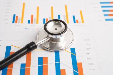 Hesap tablosu ve grafik kağıdına steteskop, Maliye, Hesap, İstatistikler, Yatırım, Analitik araştırma veri ekonomisi ve İş dünyası kavramı.
