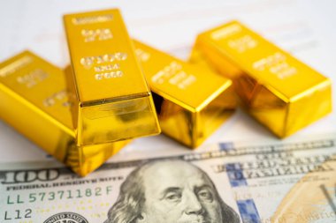 ABD doları üzerindeki altın külçeleri para ve grafik, ekonomi finans ticaret yatırım kavramı.