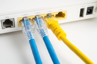 İnternet servis sağlayıcısına kablosuz yönlendirici bağlı ethernet kablosu.