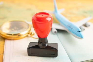 Ülkedeki havaalanında göçmenlik için onaylanmış pul vize ve pasaport belgesi.