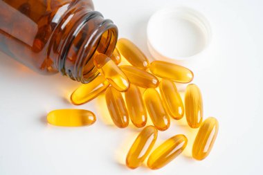 Beyaz zemin üzerinde EPA ve DHA izole edilmiş balık yağı Omega 3 kapsülleri vitamin.