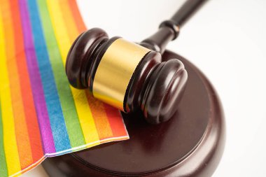 Gökkuşağı bayrağındaki yargıç avukatı Gavel, LGBT gurur ayının sembolü Haziran sosyal ortamında gey, lezbiyen, biseksüel, transseksüel, insan hakları kutlamaları.