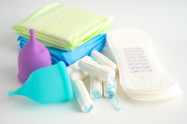Hijyen pedi, pamuk tampon ve kadın hijyeni ve korunması için regl döngüsü.