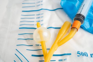 Özürlü ya da hastanede yatan hasta için idrar torbası takılı Foley idrar sondası.