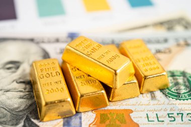 ABD doları üzerindeki altın külçeleri para ve grafik, ekonomi finans ticaret yatırım kavramı.