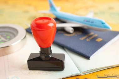 Ülkedeki havaalanında göçmenlik için onaylanmış pul vize ve pasaport belgesi.