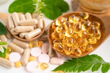 Alternatif ilaç bitkisel organik kapsül E omega 3 vitamini balık yağı, mineral, bitki yapraklı ilaç sağlıklı yaşam için doğal destek.