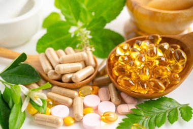 Alternatif ilaç bitkisel organik kapsül E omega 3 vitamini balık yağı, mineral, bitki yapraklı ilaç sağlıklı yaşam için doğal destek.