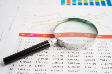 Hesap tablosu ve grafik kağıdındaki büyüteç. Finansal kalkınma, Bankacılık Hesabı, İstatistik, Yatırım Analitik Araştırma Veri Ekonomisi, İş.