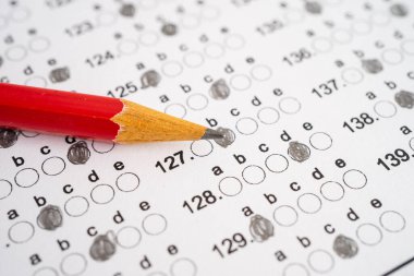 Seçim ve eğitim kavramını seçmek için kalem çizimi ile cevap sayfaları doldur.