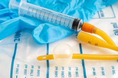 Özürlü ya da hastanede yatan hasta için idrar torbası takılı Foley idrar sondası.