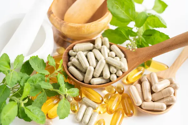 Alternatif ilaç bitkisel organik kapsül E omega 3 vitamini balık yağı, mineral, bitki yapraklı ilaç sağlıklı yaşam için doğal destek.