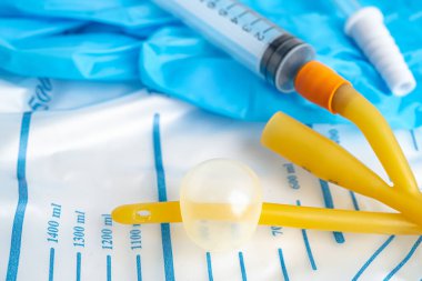 Özürlü ya da hastanede yatan hasta için idrar torbası takılı Foley idrar sondası.