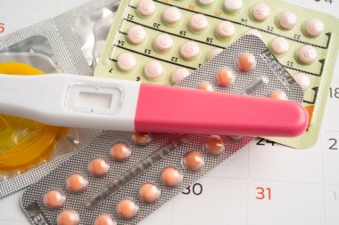 Hamilelik testi ve doğum kontrol hapları takvim, doğum kontrol ve ilaç üzerinde.