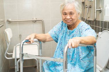 Asyalı yaşlı kadın hasta, hemşire hastanesinde tuvalet temizliği yapıyor. Sağlıklı ve güçlü..