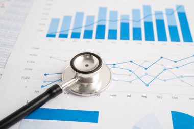Hesap tablosu ve grafik kağıdına steteskop, Maliye, Hesap, İstatistikler, Yatırım, Analitik araştırma veri ekonomisi ve İş dünyası kavramı.