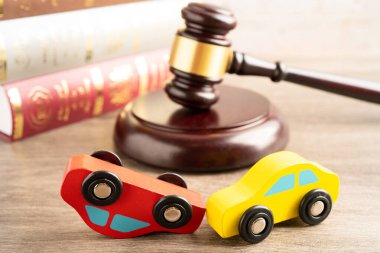 Çekiç tokmak hakimi araba kazasında, sigorta sigortası tazminat davası davasında..