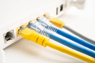 İnternet servis sağlayıcısına kablosuz yönlendirici bağlantısı için ethernet kablosu.