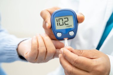 Doktor, parmak ucu ve parmak şekeri seviyesindeki şeker hastalıklarını kontrol et..