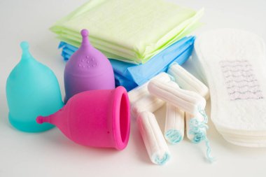 Hijyen pedi, pamuk tampon ve kadın hijyeni ve korunması için regl döngüsü.