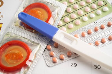 Hamilelik testi ve doğum kontrol hapları takvim, doğum kontrol ve ilaç üzerinde.