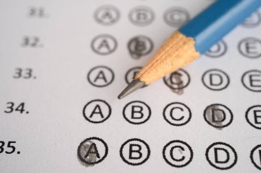 Seçim ve eğitim kavramını seçmek için kalem çizimi ile cevap sayfaları doldur.