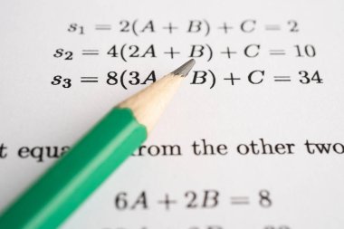Eğitim okulunda matematik formülü sınav kağıdı üzerine kalem..