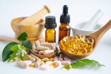 Alternatif ilaç bitkisel organik kapsül E omega 3 vitamini balık yağı, mineral, bitki yapraklı ilaç sağlıklı yaşam için doğal destek.