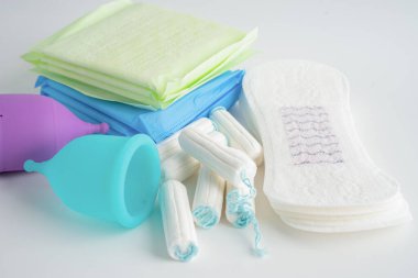 Hijyen pedi, pamuk tampon ve kadın hijyeni ve korunması için regl döngüsü.