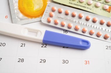 Hamilelik testi ve doğum kontrol hapları takvim, doğum kontrol ve ilaç üzerinde.