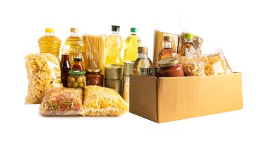Bağış, depolama ve teslimat için yiyecek. Çeşitli yiyecekler, makarna, yemek yağı ve karton kutuda konserve yiyecekler..