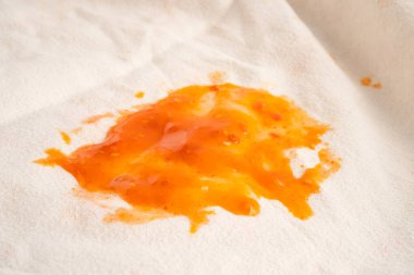 Kirli domates sosu lekesi ya da çamaşır tozuyla yıkamak için ketçap, ev işi konsepti..