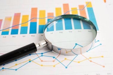 Hesap tablosu ve grafik kağıdındaki büyüteç. Finansal kalkınma, Bankacılık Hesabı, İstatistik, Yatırım Analitik Araştırma Veri Ekonomisi, İş.